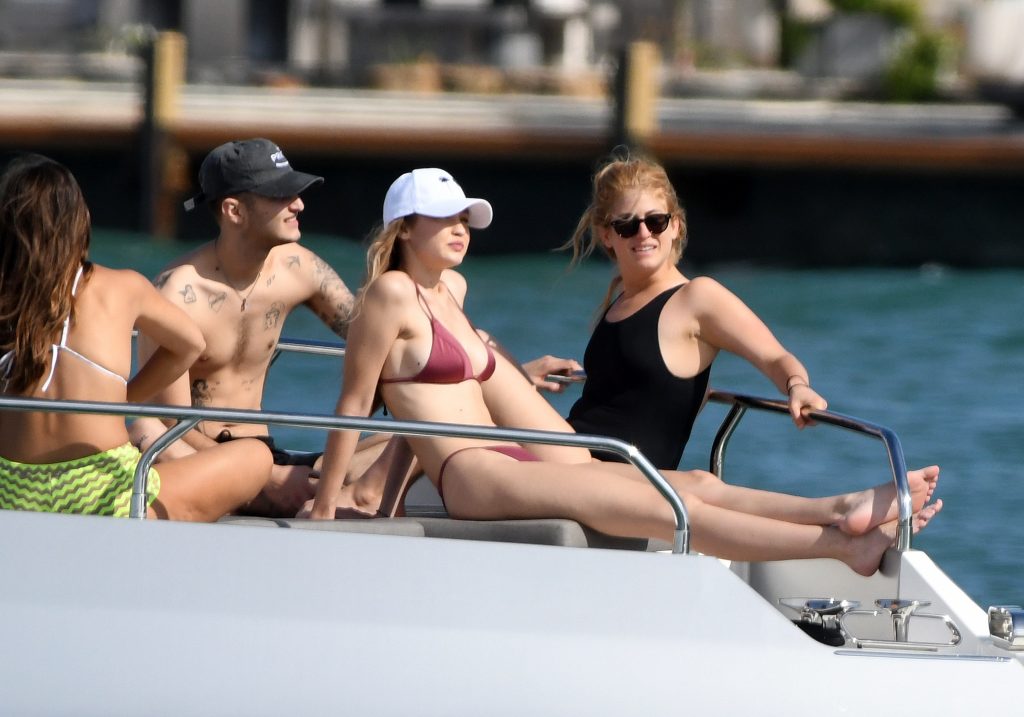 Gigi Hadid shows her bikini body while hanging out on a luxurious yacht gallery, pic 28