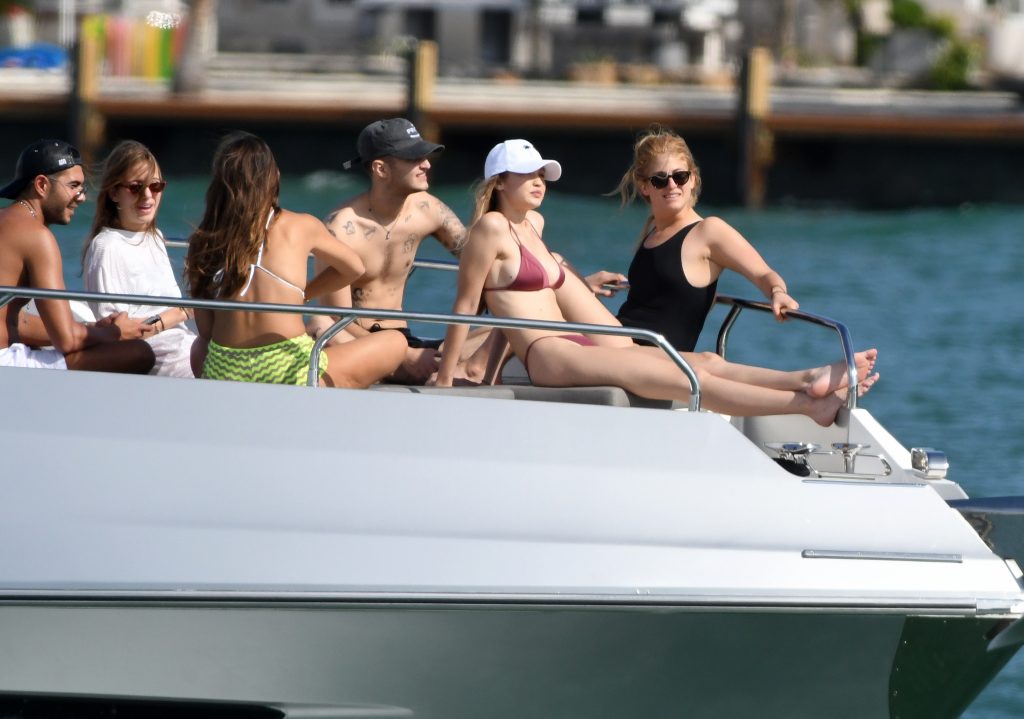 Gigi Hadid shows her bikini body while hanging out on a luxurious yacht gallery, pic 30