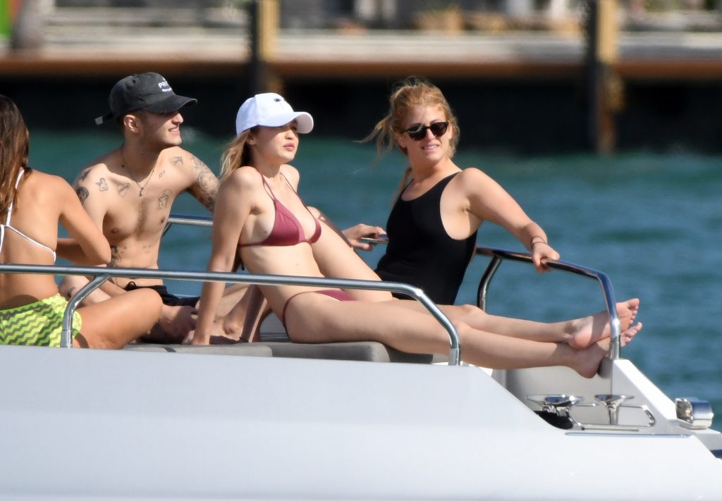 Gigi Hadid shows her bikini body while hanging out on a luxurious yacht gallery, pic 32