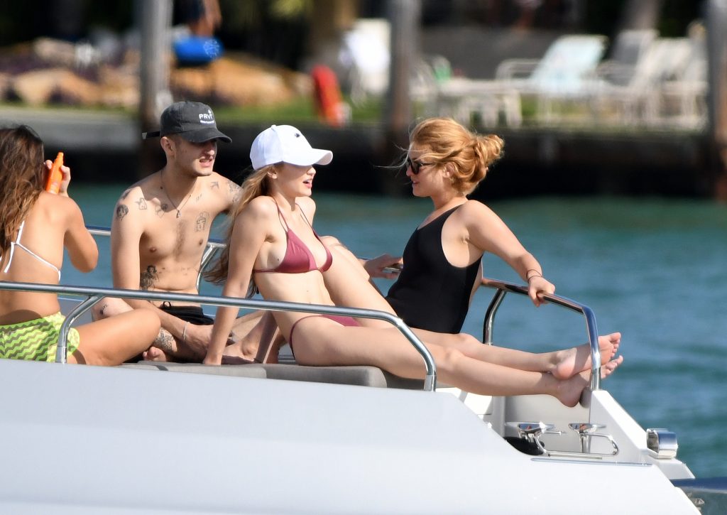 Gigi Hadid shows her bikini body while hanging out on a luxurious yacht gallery, pic 36