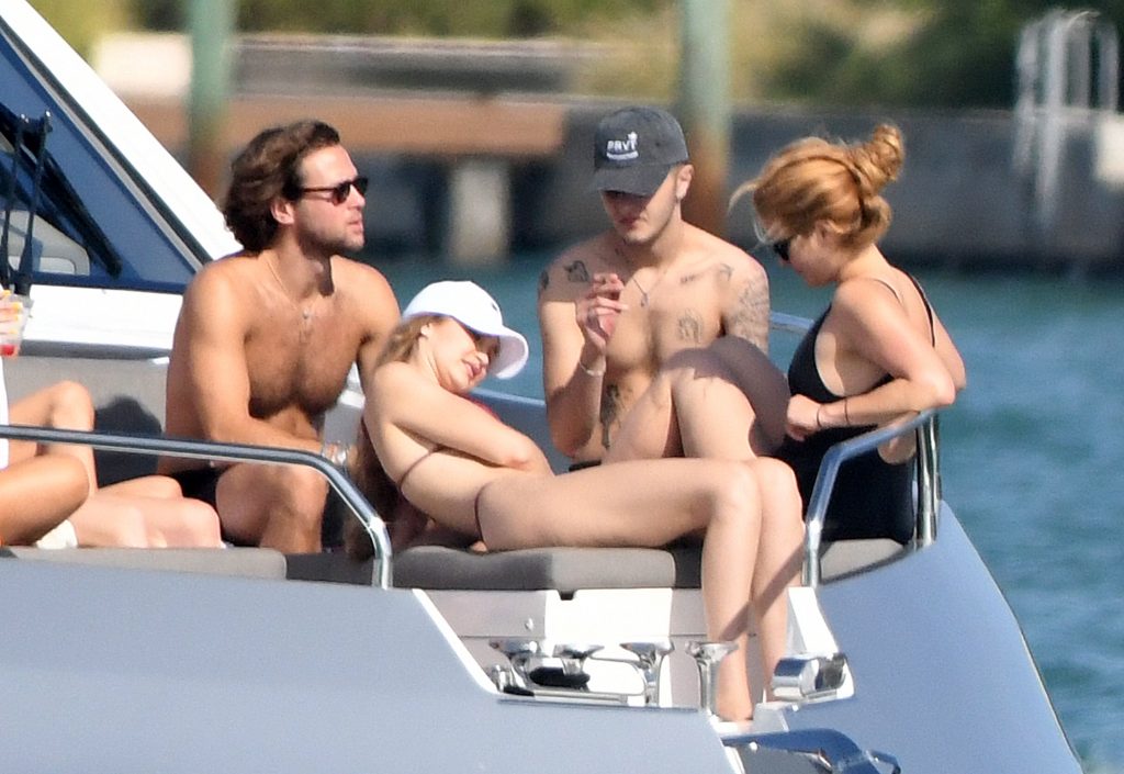 Gigi Hadid shows her bikini body while hanging out on a luxurious yacht gallery, pic 80