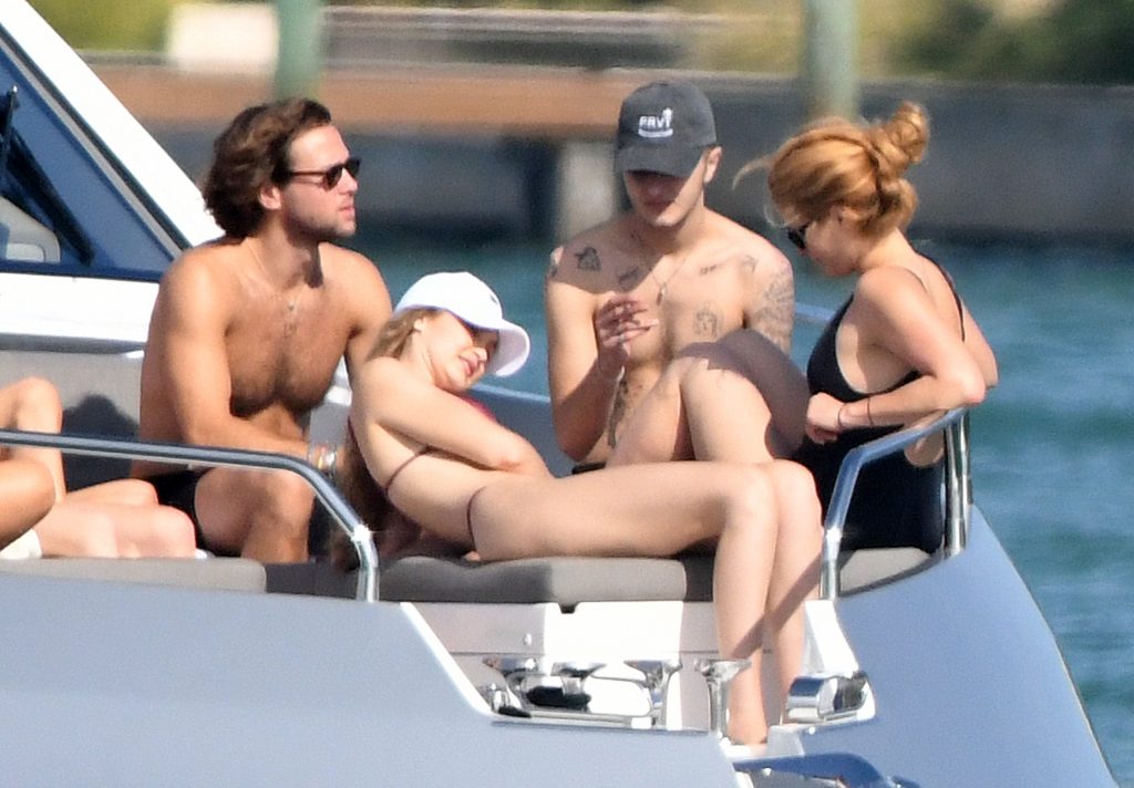 Gigi Hadid shows her bikini body while hanging out on a luxurious yacht gallery, pic 84