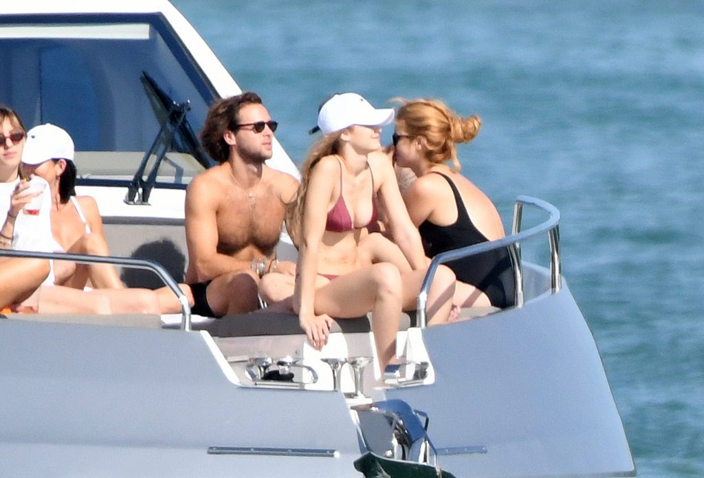 Gigi Hadid shows her bikini body while hanging out on a luxurious yacht gallery, pic 134