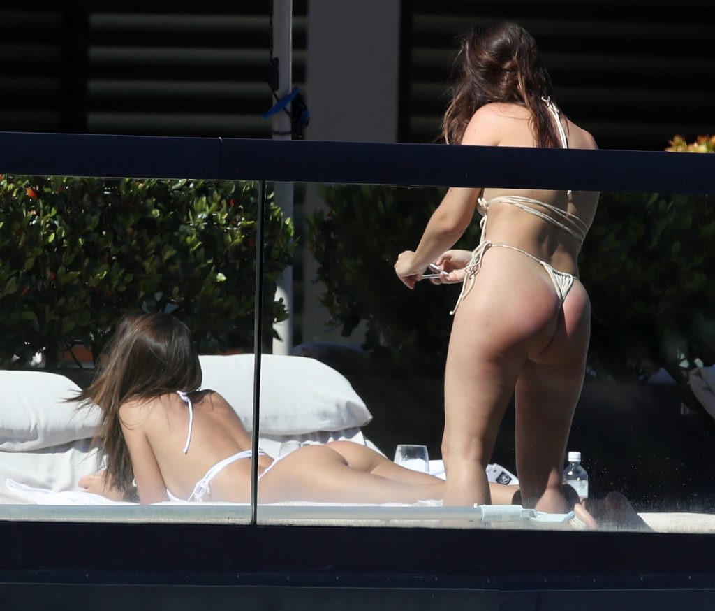 Emily Ratajkowski shows her perfect ass while chilling with a friend gallery, pic 210