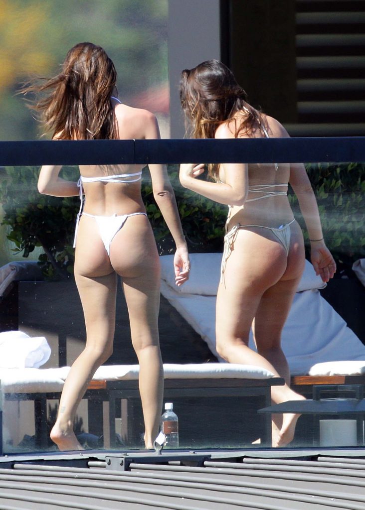 Emily Ratajkowski shows her perfect ass while chilling with a friend gallery, pic 224