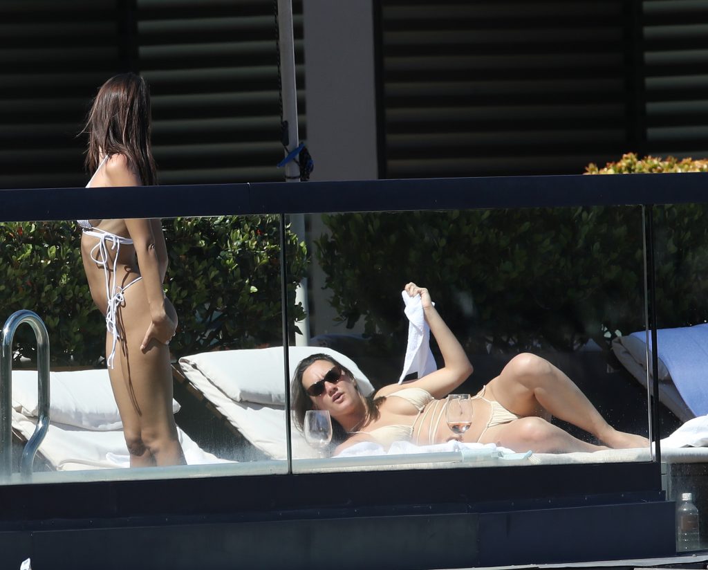 Emily Ratajkowski shows her perfect ass while chilling with a friend gallery, pic 260