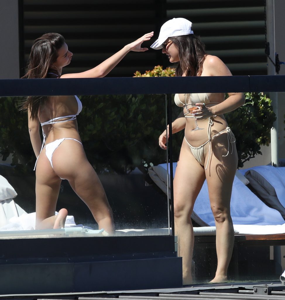 Emily Ratajkowski shows her perfect ass while chilling with a friend gallery, pic 272