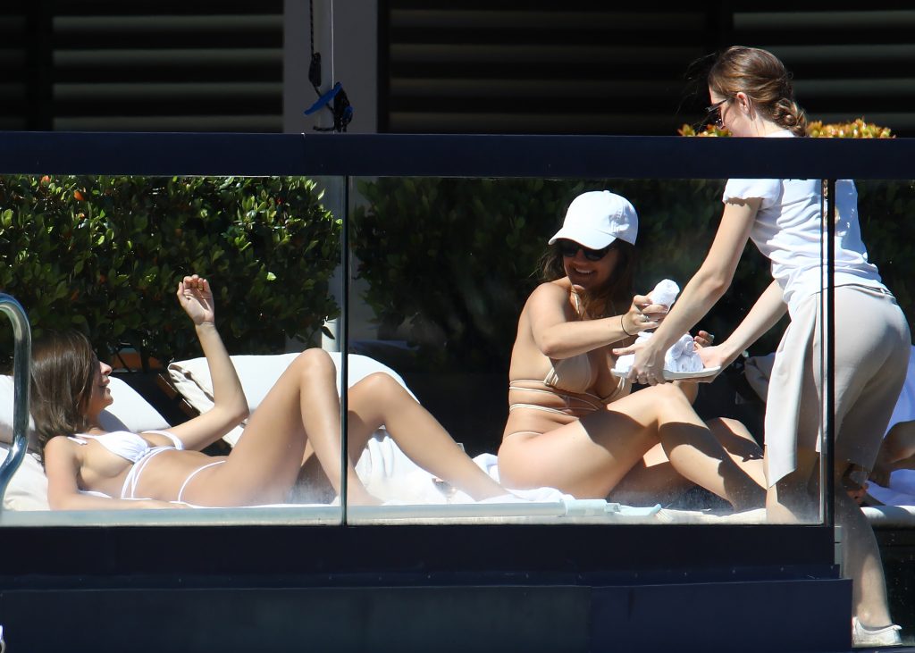 Emily Ratajkowski shows her perfect ass while chilling with a friend gallery, pic 324