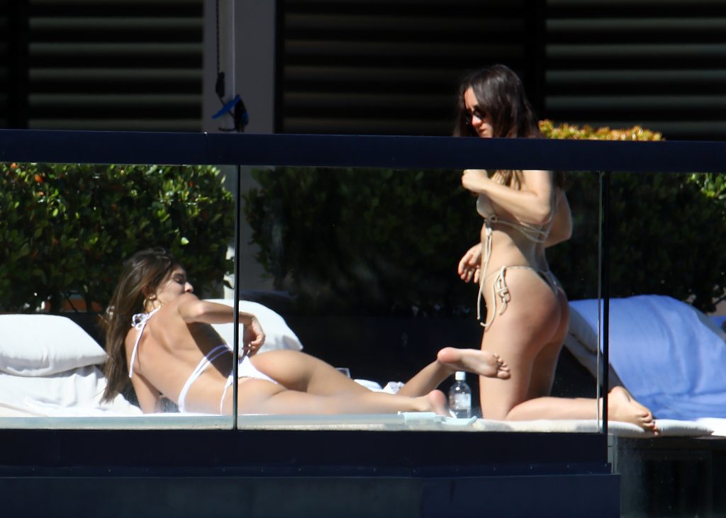 Emily Ratajkowski shows her perfect ass while chilling with a friend gallery, pic 352