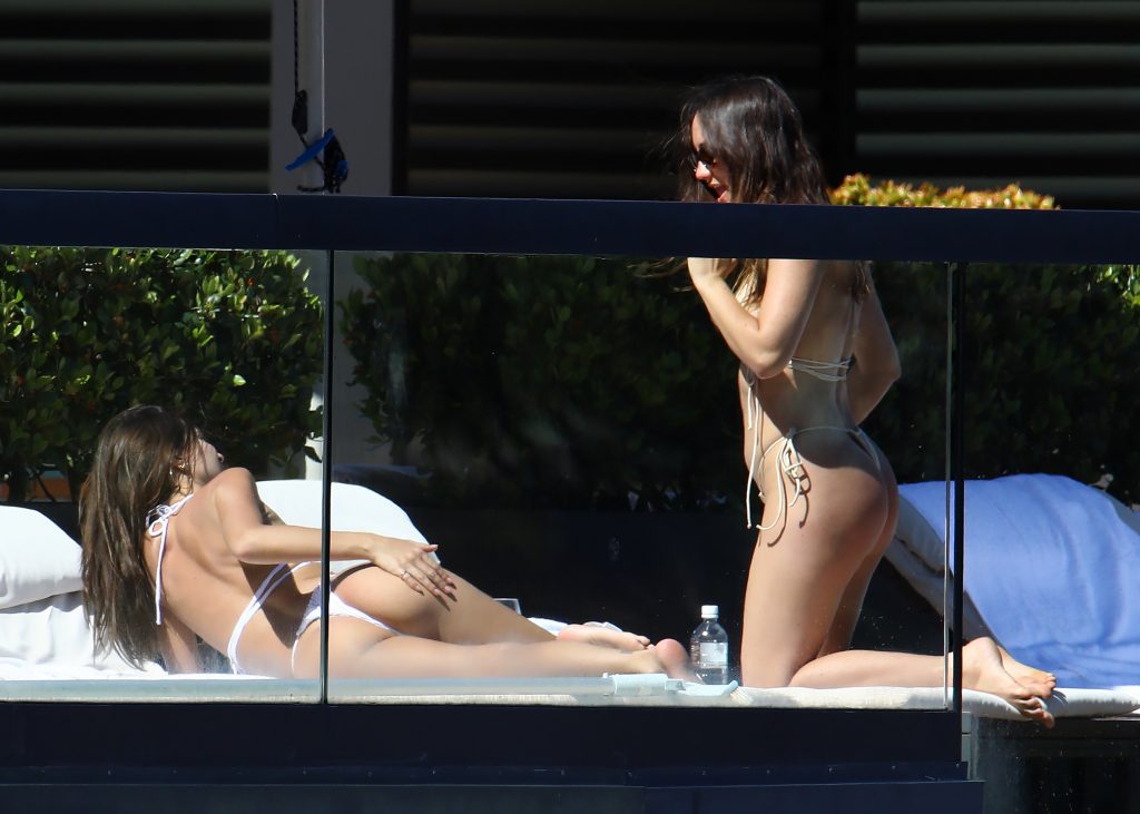 Emily Ratajkowski shows her perfect ass while chilling with a friend gallery, pic 354