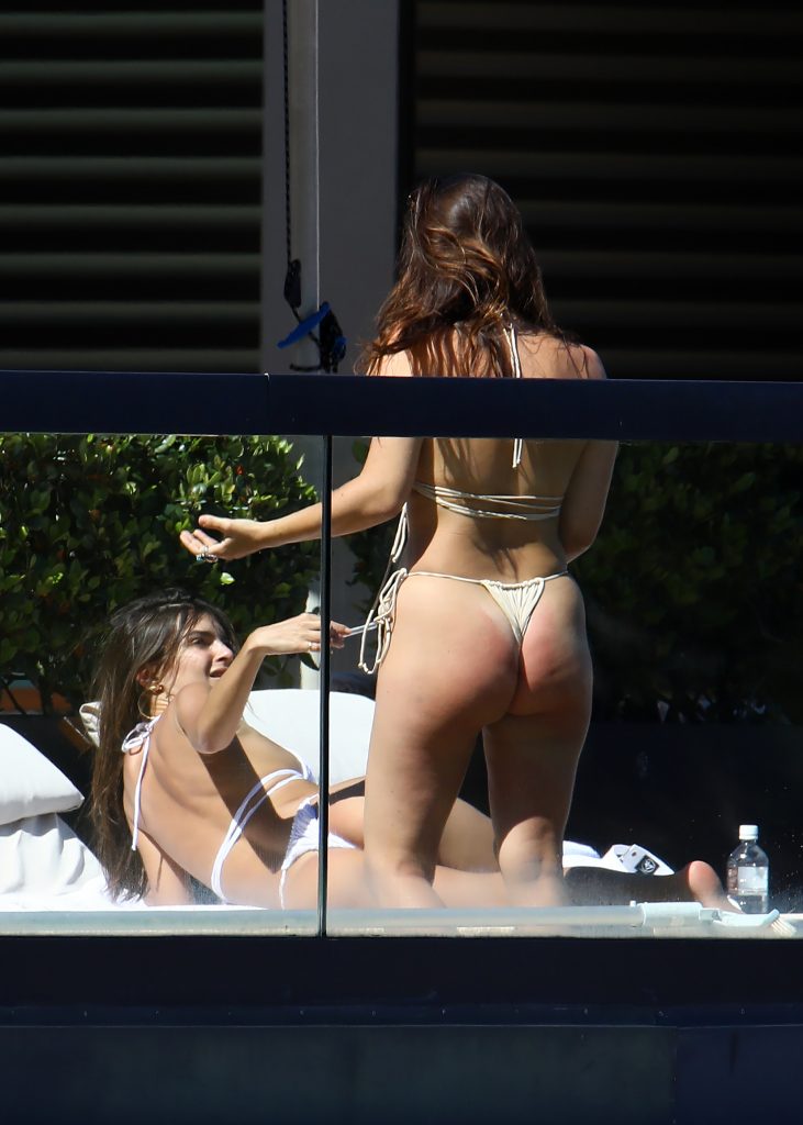 Emily Ratajkowski shows her perfect ass while chilling with a friend gallery, pic 362