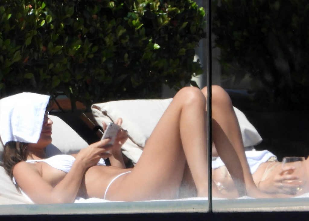 Emily Ratajkowski shows her perfect ass while chilling with a friend gallery, pic 396