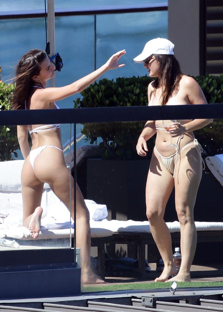 Emily Ratajkowski shows her perfect ass while chilling with a friend gallery, pic 118