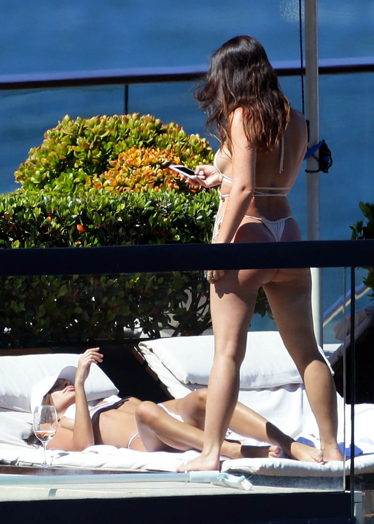 Emily Ratajkowski shows her perfect ass while chilling with a friend gallery, pic 128