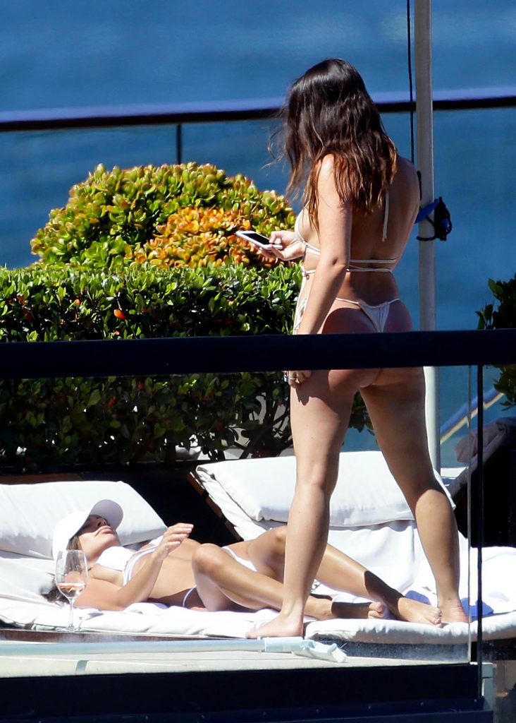 Emily Ratajkowski shows her perfect ass while chilling with a friend gallery, pic 130