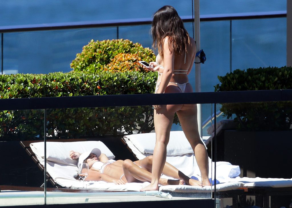 Emily Ratajkowski shows her perfect ass while chilling with a friend gallery, pic 132