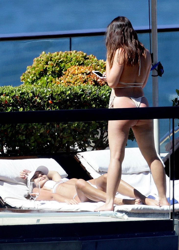 Emily Ratajkowski shows her perfect ass while chilling with a friend gallery, pic 138