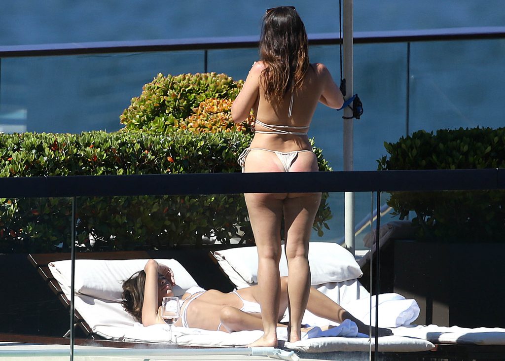 Emily Ratajkowski shows her perfect ass while chilling with a friend gallery, pic 152