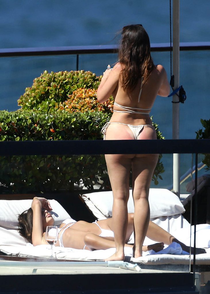 Emily Ratajkowski shows her perfect ass while chilling with a friend gallery, pic 154