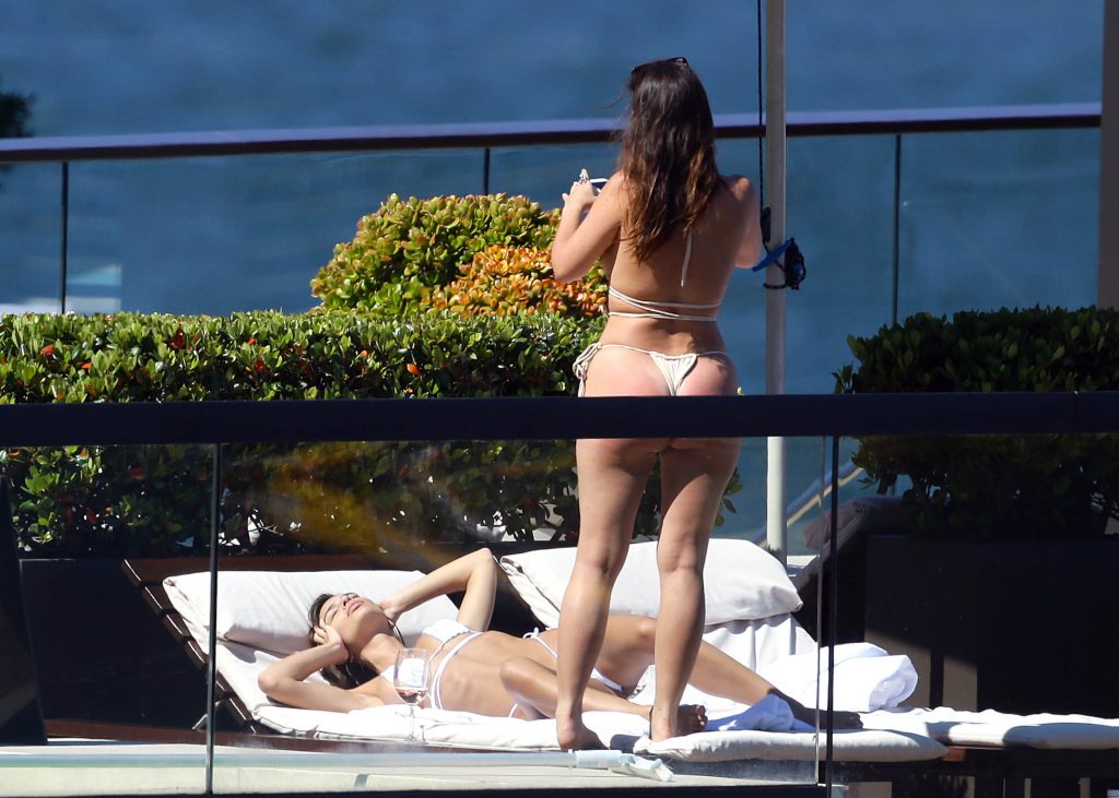 Emily Ratajkowski shows her perfect ass while chilling with a friend gallery, pic 164