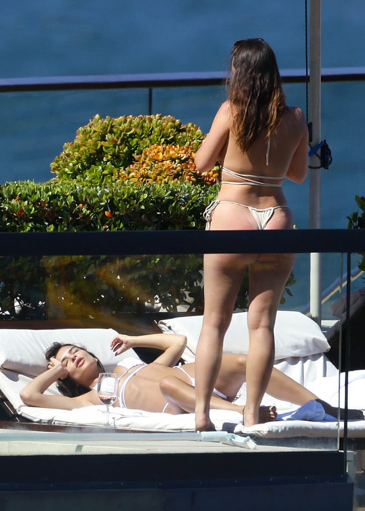 Emily Ratajkowski shows her perfect ass while chilling with a friend gallery, pic 166