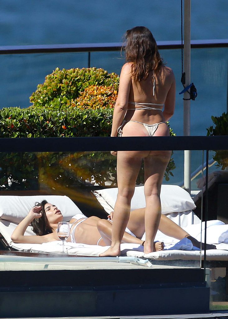 Emily Ratajkowski shows her perfect ass while chilling with a friend gallery, pic 168