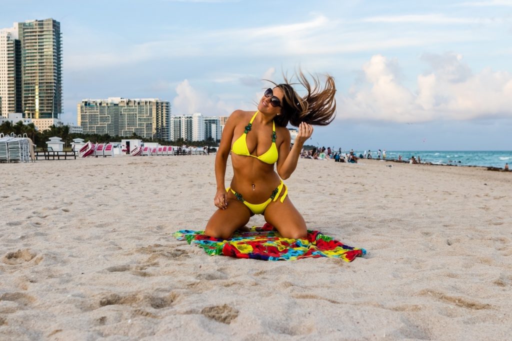 Busty brunette Claudia Romani once again seen showing her bikini body gallery, pic 30