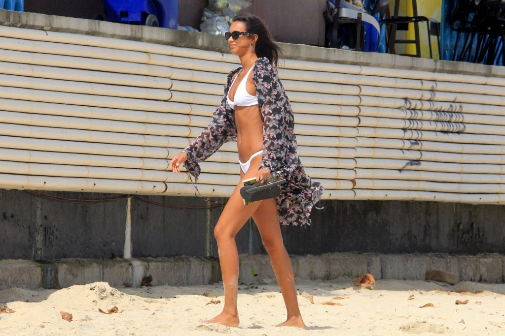 Stunning brunette Lais Ribeiro shows her body on a beach in Rio de Janeiro gallery, pic 22