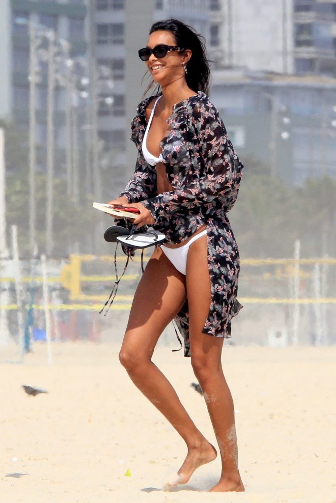 Stunning brunette Lais Ribeiro shows her body on a beach in Rio de Janeiro gallery, pic 34