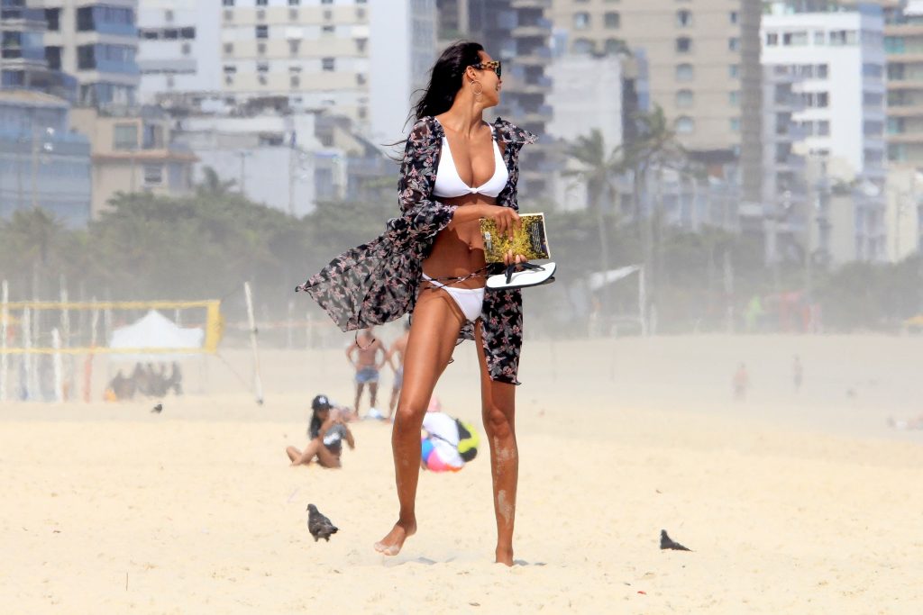 Stunning brunette Lais Ribeiro shows her body on a beach in Rio de Janeiro gallery, pic 46