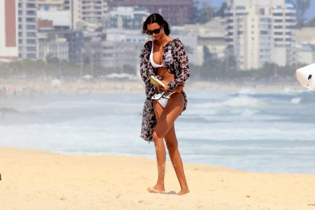 Stunning brunette Lais Ribeiro shows her body on a beach in Rio de Janeiro gallery, pic 60