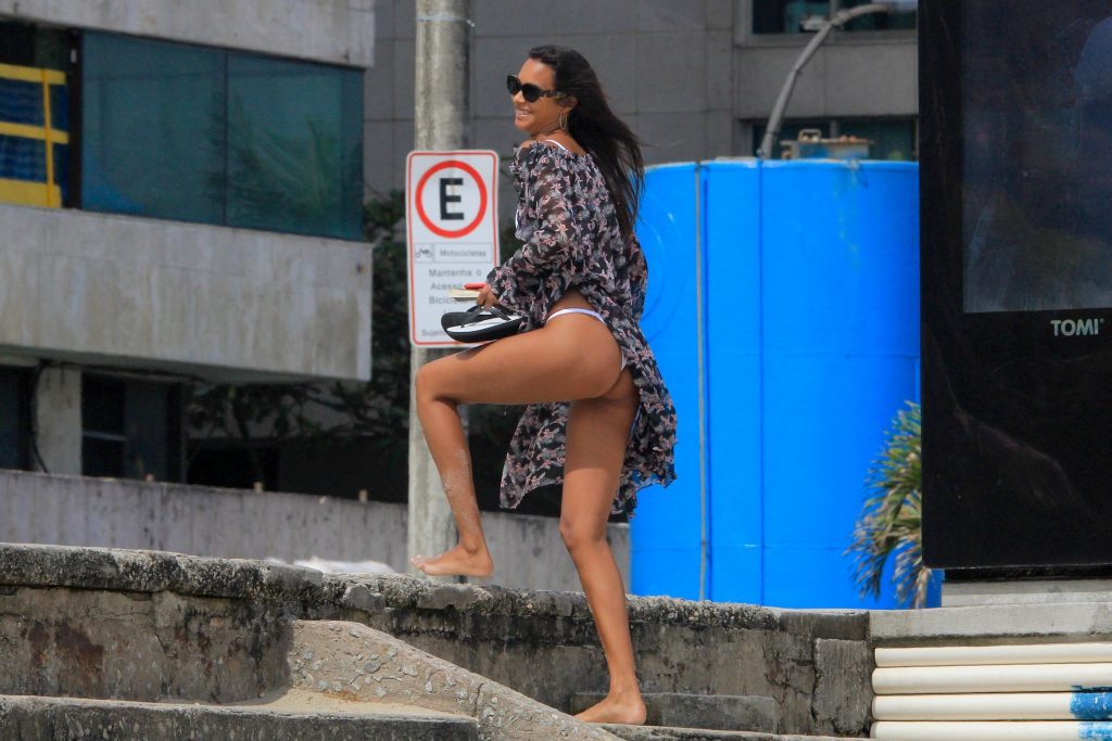 Stunning brunette Lais Ribeiro shows her body on a beach in Rio de Janeiro gallery, pic 10