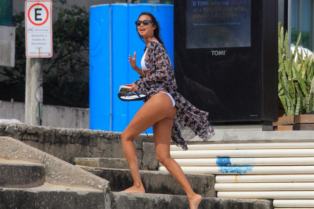Stunning brunette Lais Ribeiro shows her body on a beach in Rio de Janeiro gallery, pic 14