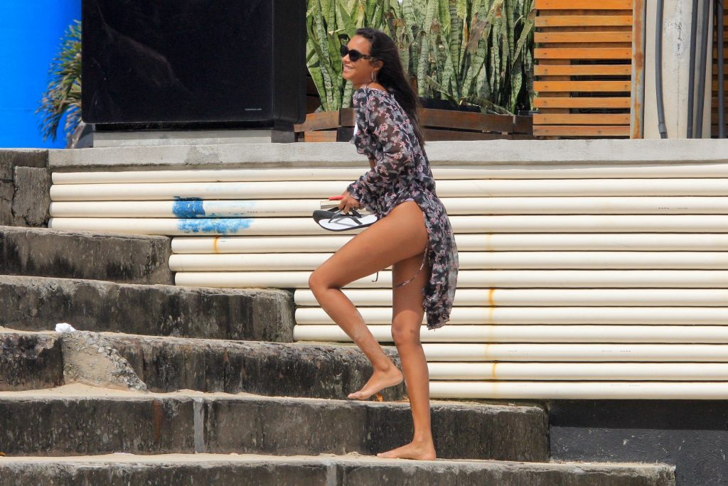Stunning brunette Lais Ribeiro shows her body on a beach in Rio de Janeiro gallery, pic 18