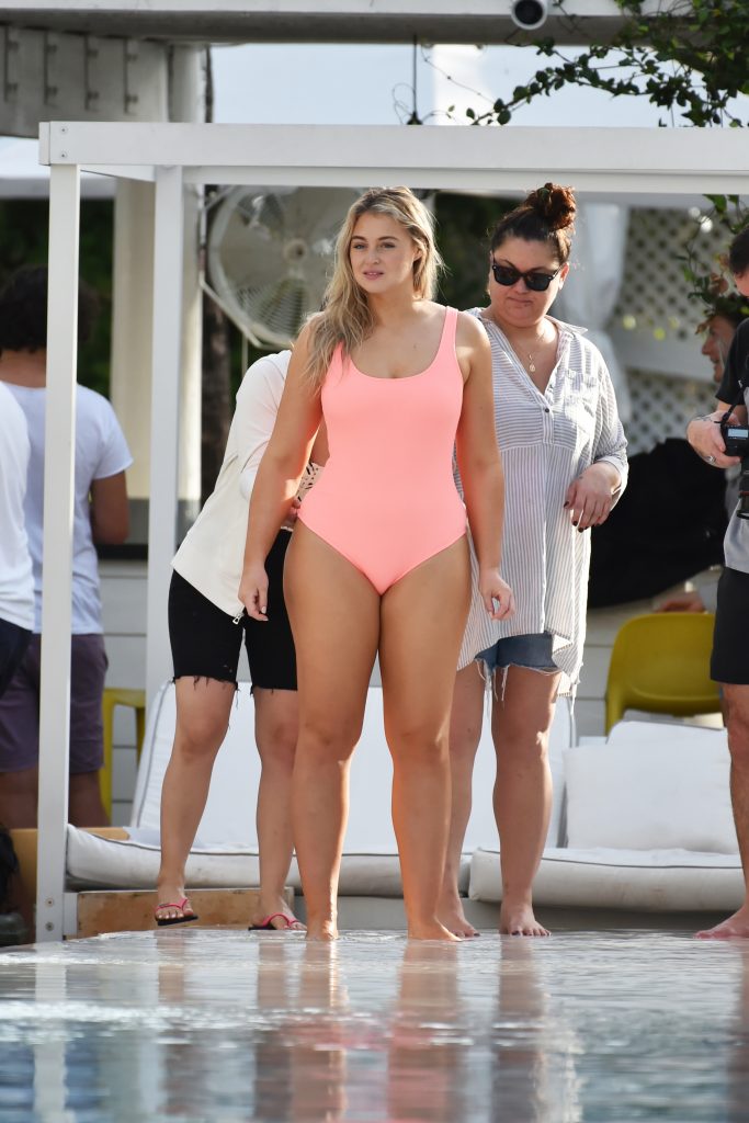 BBW blonde Iskra Lawrence lights up a swimsuit photoshoot gallery, pic 74