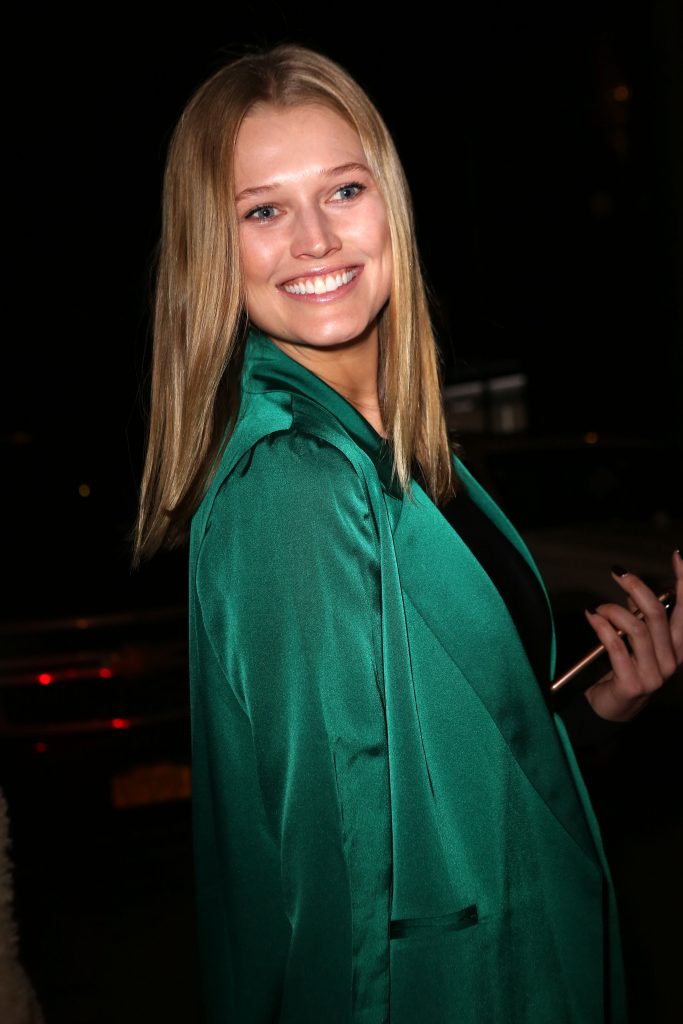 Toni Garrn Shows her Delightful Young Breasts While Braless gallery, pic 32