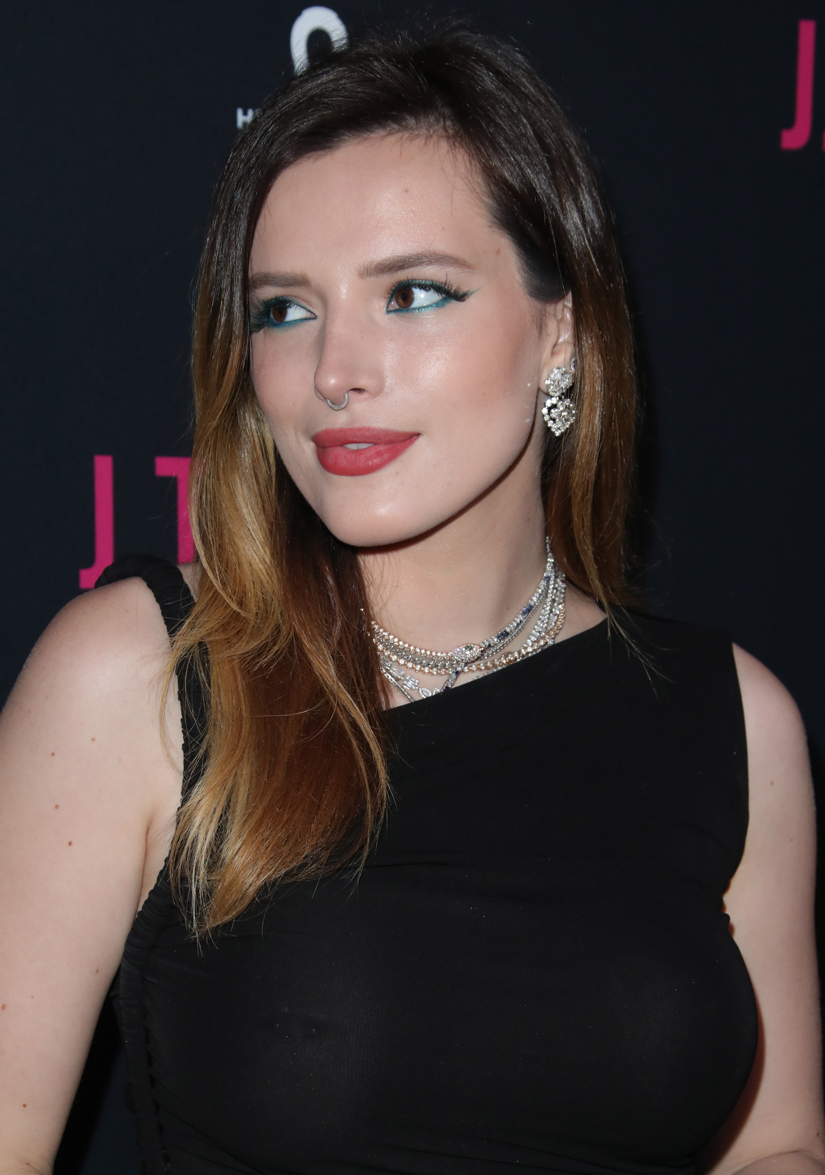 Rebellious Babe Bella Thorne Shows Her Beautiful Nipples for You - The ...