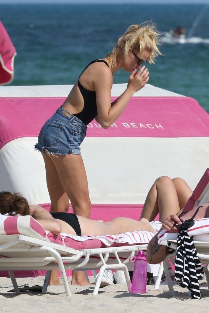 Long-Legged Blonde Hailey Clauson Looking Hot on a Beach in Miami gallery, pic 14