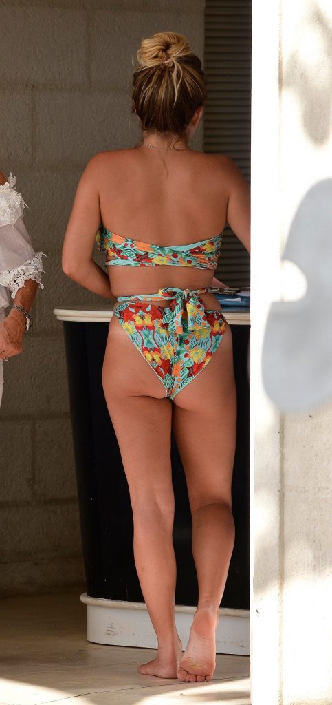 Zara Holland Looks Insanely Sexy in Her Colorful Two-Piece gallery, pic 98