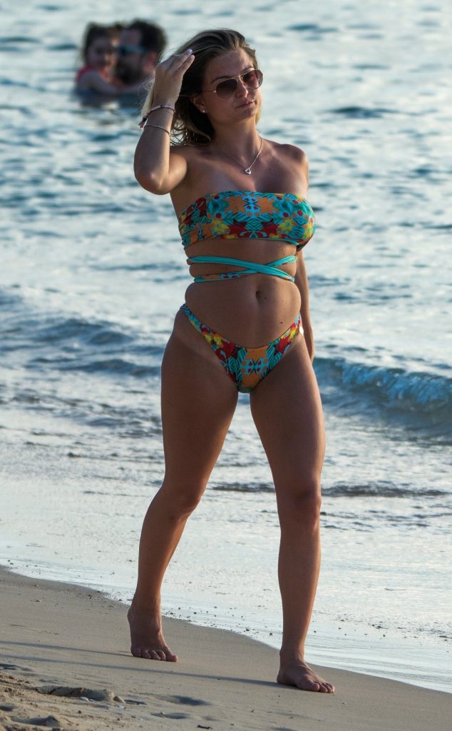 Zara Holland Looks Insanely Sexy in Her Colorful Two-Piece gallery, pic 100