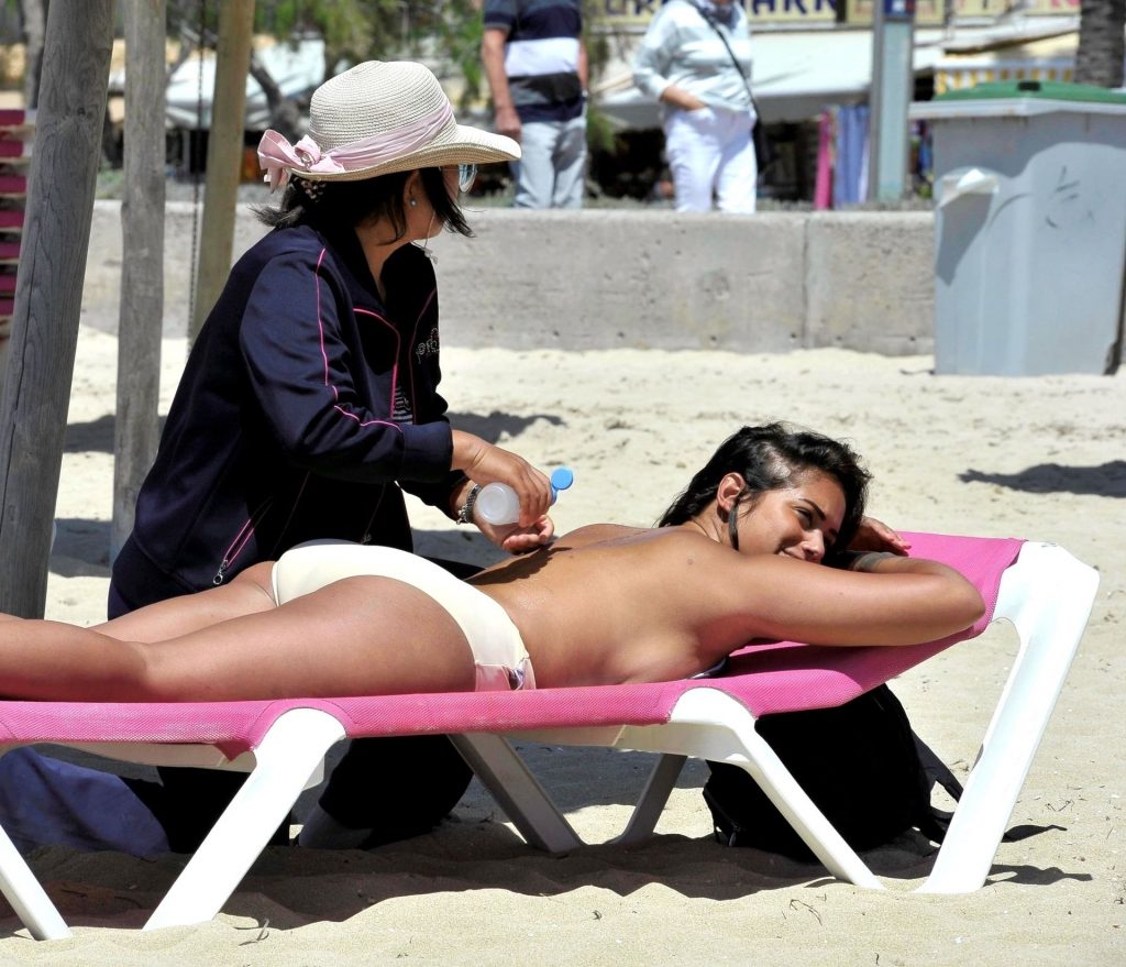 Topless Diva Malin Andersson Enjoying a Quick Backrub at the Beach gallery, pic 34