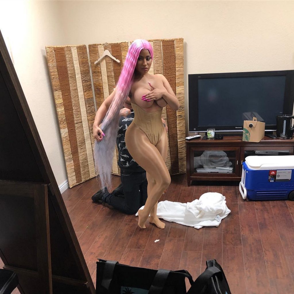 Thick Pink-Haired Beauty Nicki Minaj Posing Topless for Her Fans gallery, pic 8