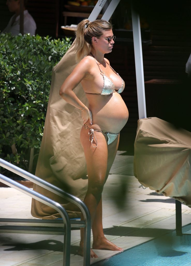 Bikini-Wearing Beauty Samantha Hoopes Looks Very Pregnant gallery, pic 74