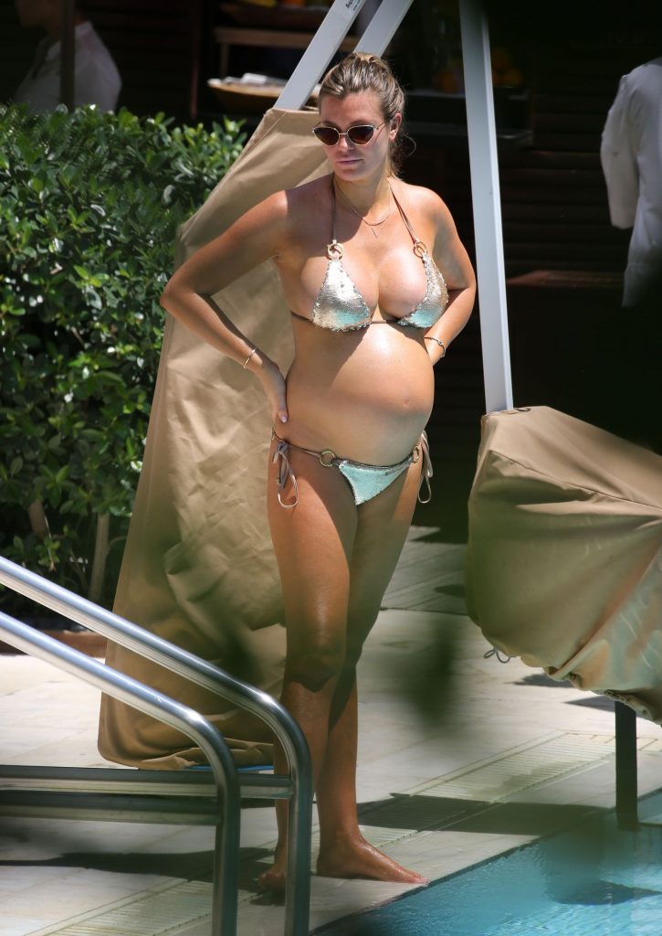 Bikini-Wearing Beauty Samantha Hoopes Looks Very Pregnant gallery, pic 76
