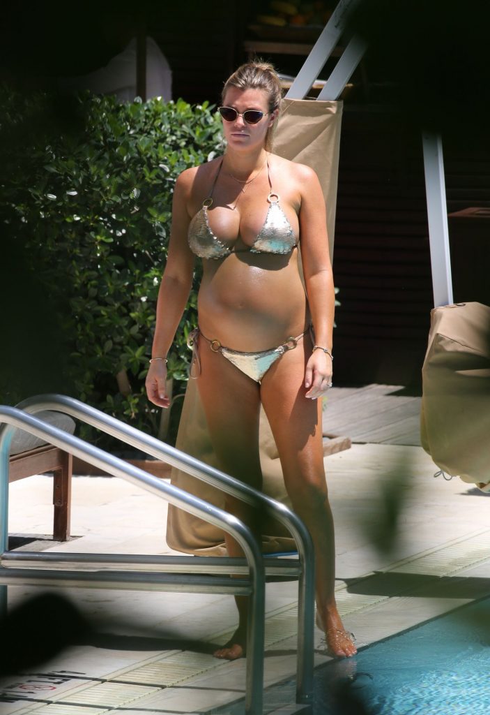 Bikini-Wearing Beauty Samantha Hoopes Looks Very Pregnant gallery, pic 130