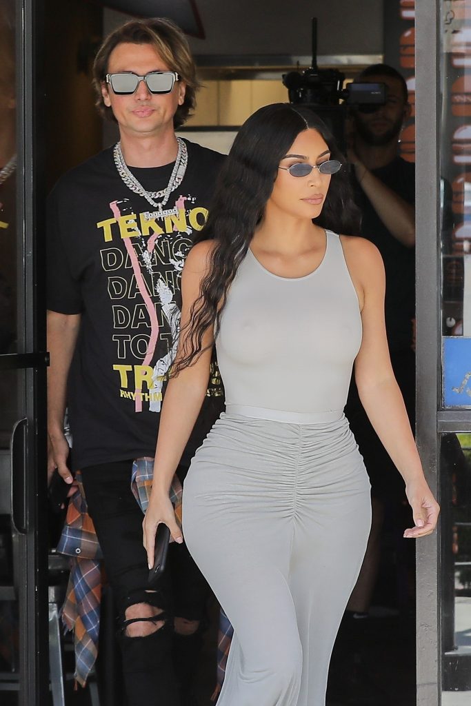 Voluptuous Brunette Kim Kardashian Shows Her Famous Curves gallery, pic 142