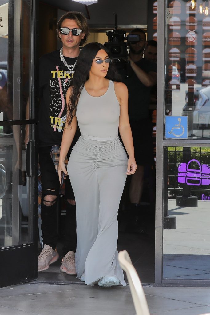 Voluptuous Brunette Kim Kardashian Shows Her Famous Curves gallery, pic 162