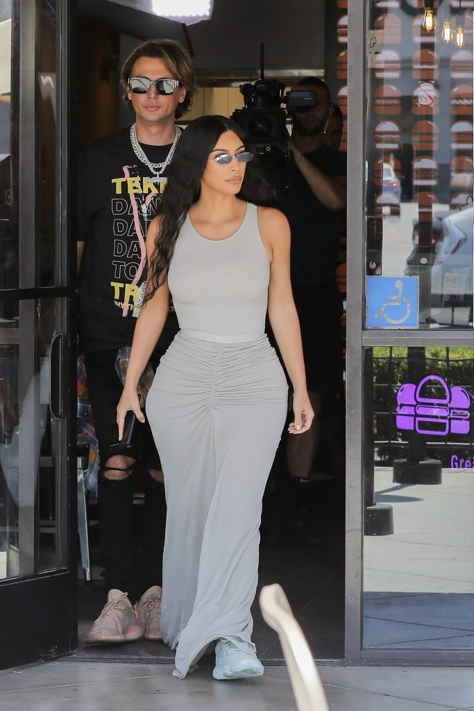 Voluptuous Brunette Kim Kardashian Shows Her Famous Curves gallery, pic 164