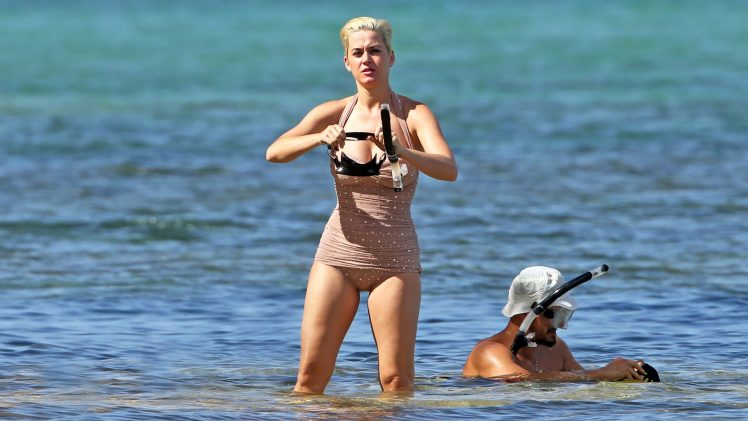 Snorkeling Seductress Katy Perry Showing Her Curves in the Water
