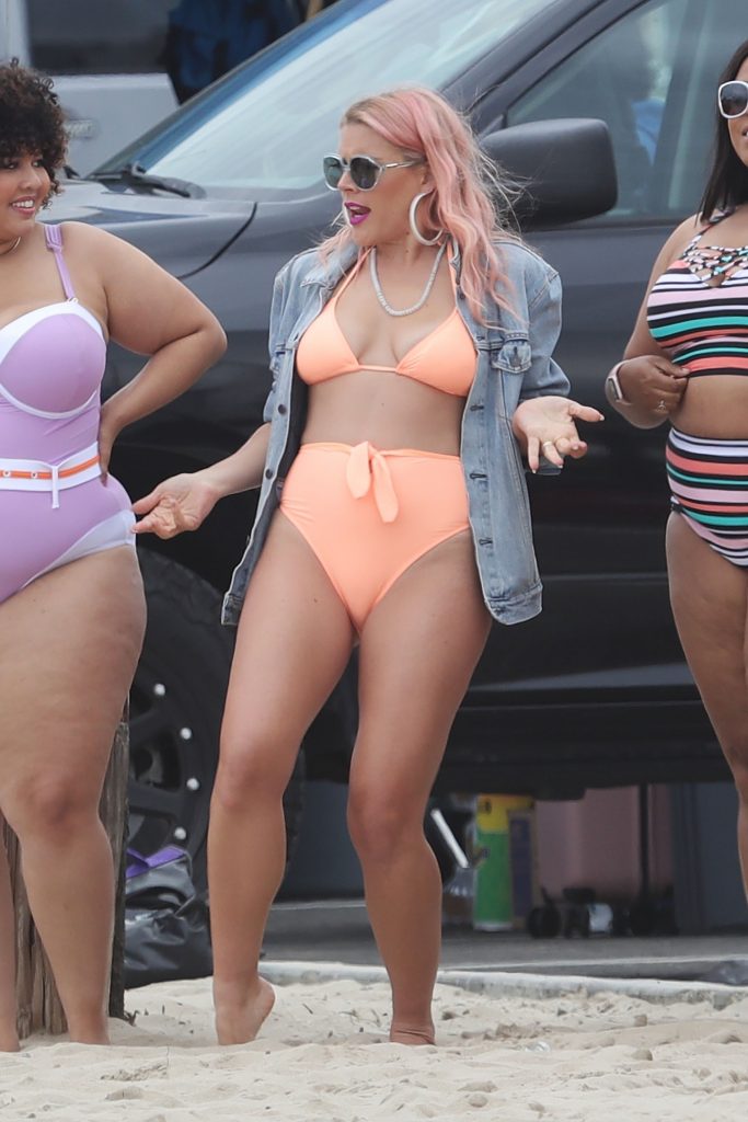 Thick Blonde MILF Busy Philipps Posing with Fatter Women on a Beach gallery, pic 2